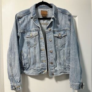 ***DISCONTINUED American Eagle Classic Light Wash Jean Jacket Size Medium***